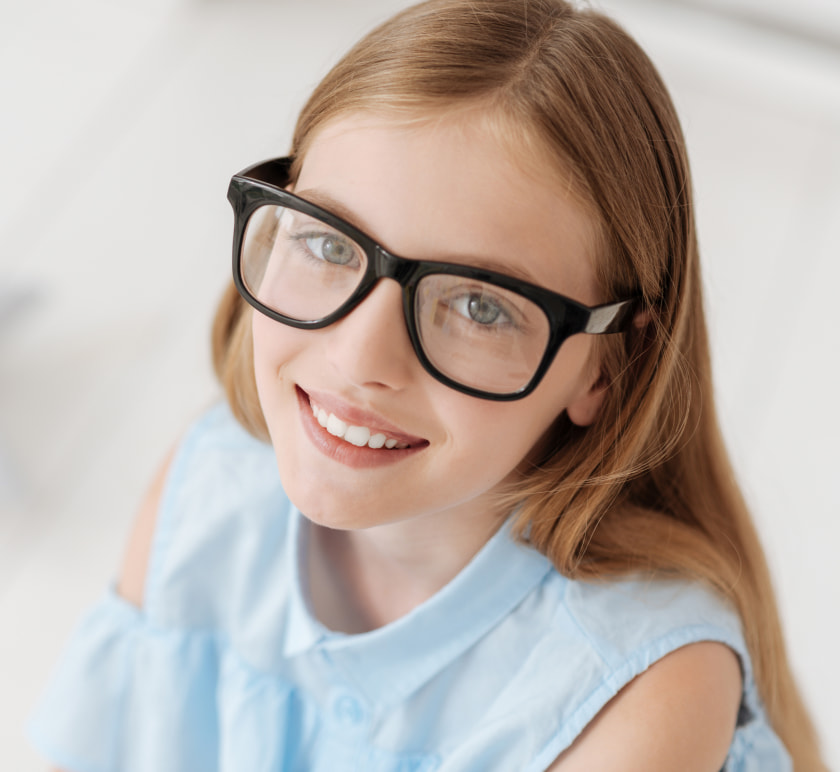 Niña con gafas