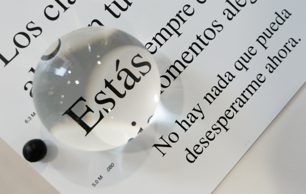 Lente de aumento sobre texto