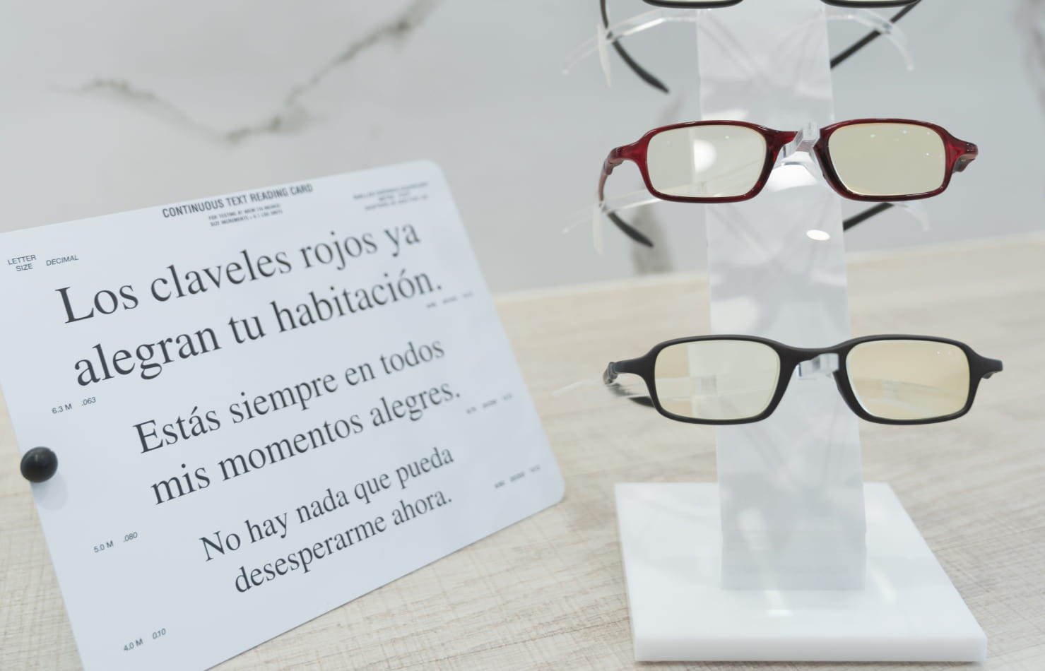 gafas al lado de un texto de baja visión